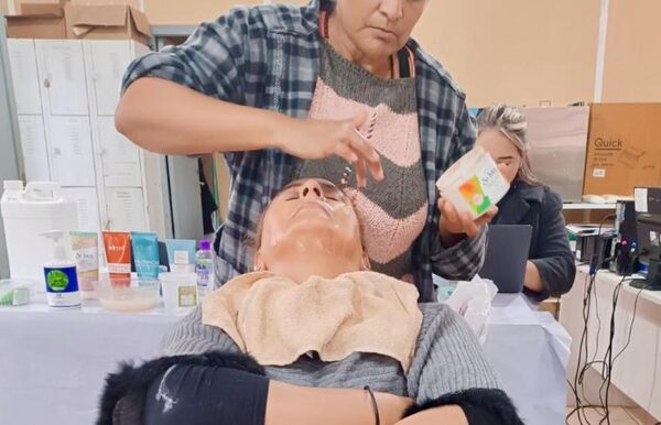 Reclusas se capacitan para incursionar en el mundo del maquillaje