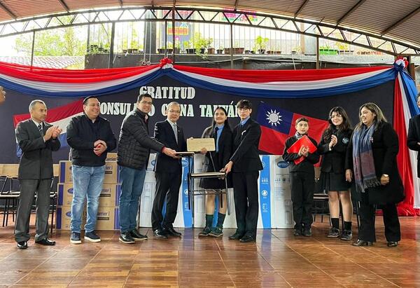 Cónsul de Taiwán y gobernador brindan apoyo a escuela de CDE - La Clave
