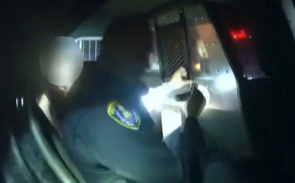 ¡Novaseo! Un poli arrestó a una mujer y quedó “encerrado” con ella en el asiento trasero: tuvo que renunciar