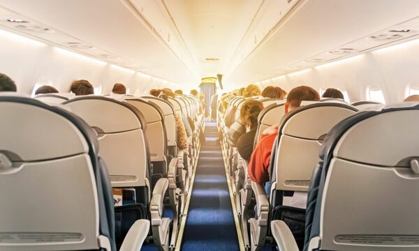 Karai corrió desnudo en pasillo de avión y tuvieron que regresar