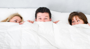 HOMBRE QUERÍA “DIVERTIRSE” CON DOS MUJERES Y ESTAS DROGARON AL MISMO PARA ROBAR TODAS SUS COSAS