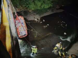 Rescatan a presunto ladrón que se habría lanzado al arroyo para huir - Policiales - ABC Color