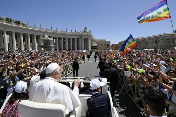 EL PAPA PIDE PERDÓN A LA COMUNIDAD LBGT TRAS DECIR QUE EN LOS SEMINARIOS HAY DEMASIADA MARICONERIA