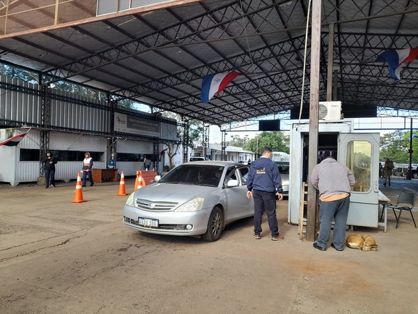 Aumenta flujo de personas que cruzan por el puente San Roque