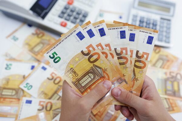 El euro sube hasta los 1,0874 d贸lares a la espera de los datos de inflaci贸n - Revista PLUS