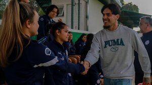 Lindo gesto de Gustavo Gómez con las chicas de la Albirroja Sub 20