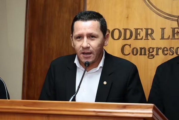 Polémica envuelve a Chaqueñito por foto falsa en donación de calzados