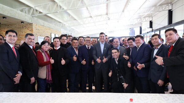 Santiago Peña se reunió con referentes de Caaguazú que ahora apoyan al oficialismo - El Trueno
