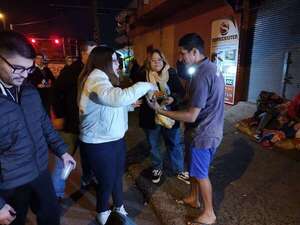 Jóvenes se organizan en “Noches Solidarias” asistiendo a personas en situación de calle ante el frío - Nacionales - ABC Color