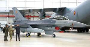 La Nación / Zelenski firma acuerdo con Bélgica para recibir 30 aviones caza F-16