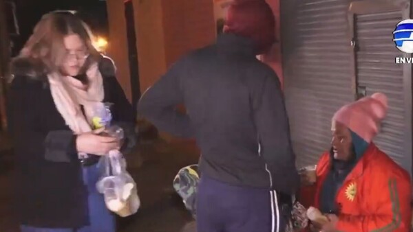 Jóvenes salen a las calles y asisten a personas en situación de calle ante ola de frío