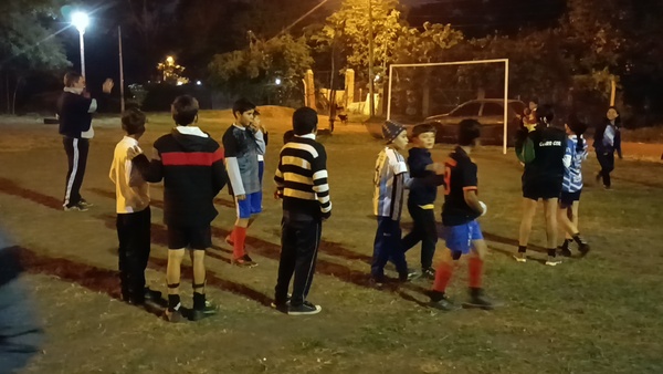 Niños de escuela de fútbol quedan sin desfile y acusan al entrenador de «tragada»