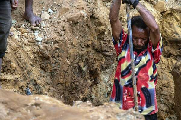 Avalancha en Papúa: lenta recuperación de cuerpos “a mano” en una zona casi inaccesible - Mundo - ABC Color