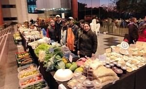 Familias de varios departamentos ofrecen productos del campo en feria frente al Congreso - .::Agencia IP::.