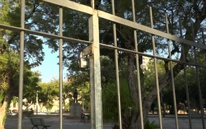 Plazas frente al Congreso Nacional permanecen abandonadas y candadeadas