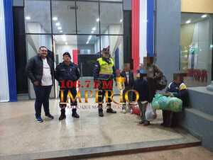 Policía traslada a una mujer y sus tres hijos a albergue de la Gobernación de Amambay - Radio Imperio 106.7 FM