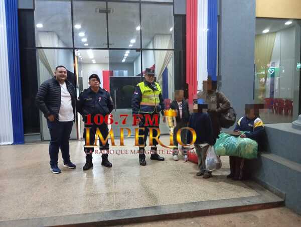 Policía traslada a una mujer y sus tres hijos a albergue de la Gobernación de Amambay - Radio Imperio 106.7 FM