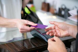 Compras con tarjetas de crédito sumaron USD 528 millones al cierre de abril - MarketData