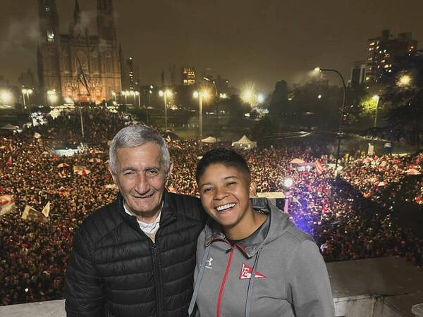 ¡Oky el amor! Papá de pelotero tiene 80 años y novillea con una de 30