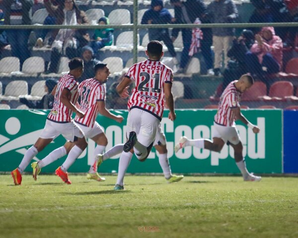 Versus / Uno más lindo que otro: Los dos golazos de tiro libre de Víctor Ayala