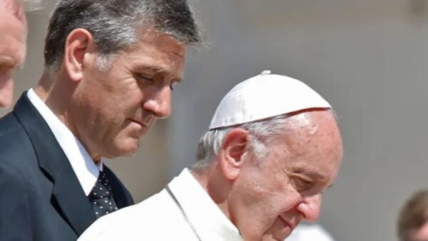 El papa sustituyó a su mayordomo de años