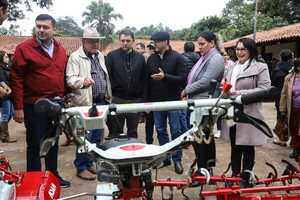 Entregan implementos, semillas y aportes por más de G. 1.000 millones para productores de Misiones - .::Agencia IP::.
