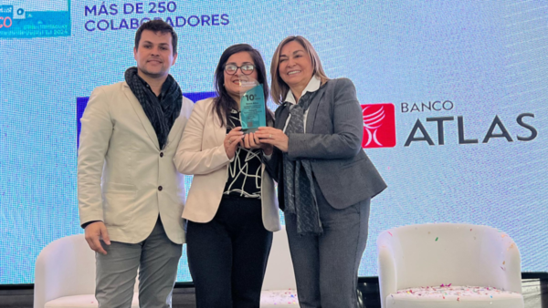 Banco Atlas reconocido como una de las Mejores Empresas para Trabajar para Mujeres en Paraguay 2024 - Revista PLUS