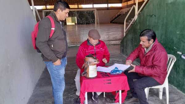 Intendente de Puerto Casado monta su oficina bajo un tinglado