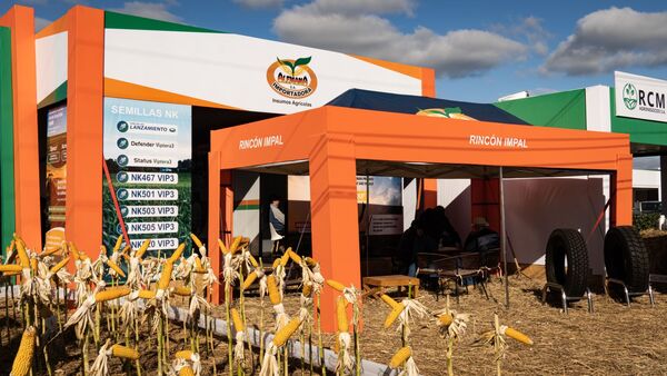 Importadora Alemana destacó novedades en maíz, soja y servicios en la Expo Pioneros