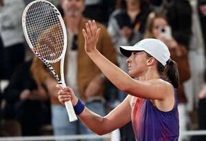 Swiatek evita el naufragio en un día pasado por agua en Roland Garros - Tenis - ABC Color