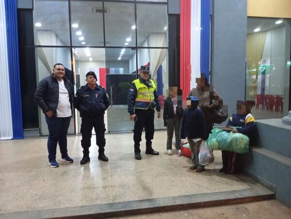 Policía traslada a una mujer y sus tres hijos a albergue de la Gobernación de Amambay