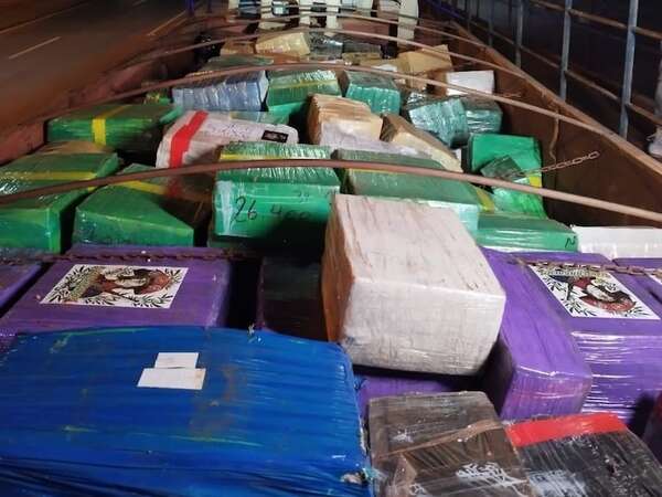 Nueva carga de 26 toneladas de marihuana oculta entre granos de maíz cae en la frontera - Policiales - ABC Color