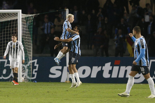 Versus / Sin Villasanti, Grêmio golea a The Strongest y revive en la Libertadores