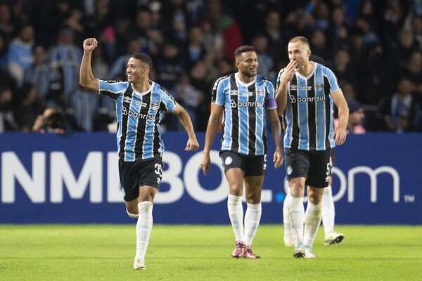 Gremio renace luego de las inundaciones, golea al líder y sueña con los octavos - Fútbol Internacional - ABC Color