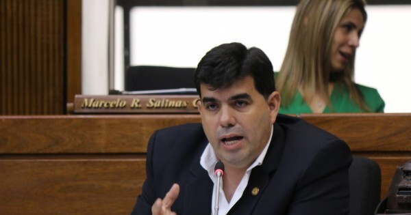 Vaesken propone aumentar el impuesto al tabaco y anticipa la resistencia del gobierno para proteger a Cartes