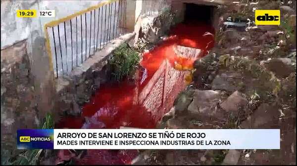 Arroyo San Lorenzo se tiñó de rojo: Mades interviene e inspecciona industrias de la zona - ABC Noticias - ABC Color