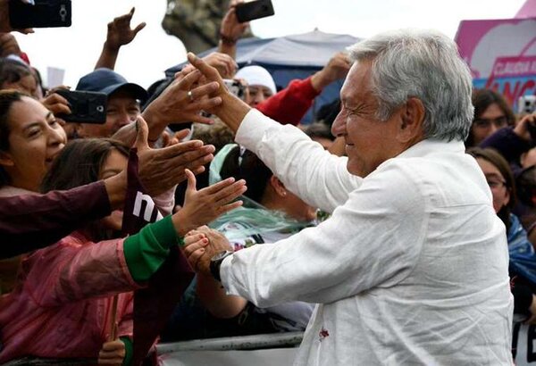 Los 4 pilares que explican la alta popularidad de AMLO tras 6 años gobernando México