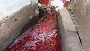 Cauce hídrico de San Lorenzo está teñido de rojo escarlata desde hace varios días - Nacionales - ABC Color