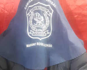 De esta manera un hombre intentaba hackear un cajero automático.