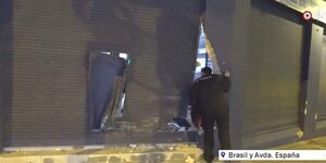 Choque que involucró a un ómnibus termino impactando un negocio en el microcentro