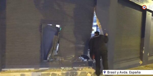Choque que involucró a un ómnibus termino impactando un negocio en el microcentro