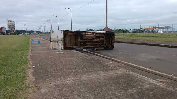 Choque y vuelco en zona del Paseo Villa Baja deja varios lesionados leves