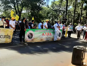 Docentes y alumnos se movilizan en reclamo de merienda escolar - La Clave