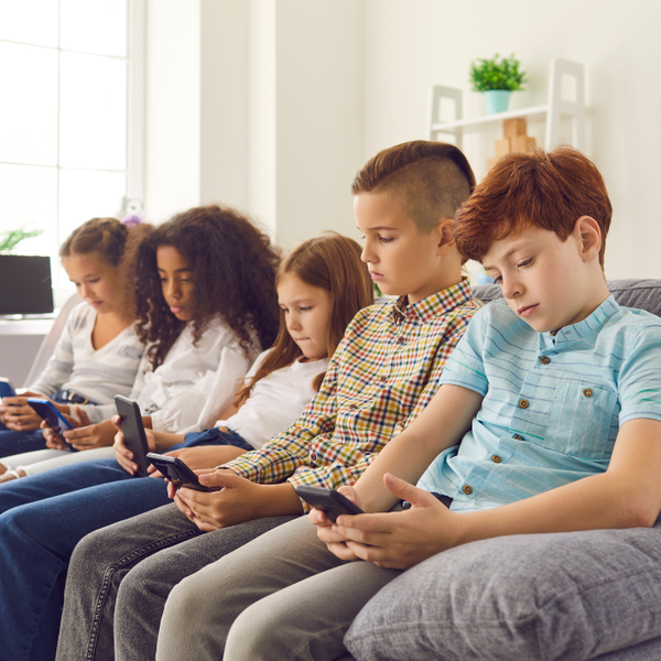 Sicóloga advierte tomar medidas sobre uso sin control de celulares por niños - La Clave