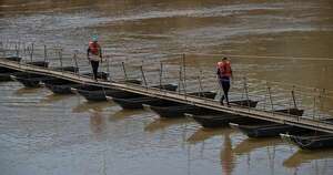 La Nación / Recurren a pasarelas flotantes como solución para afectados por inundaciones en Brasil