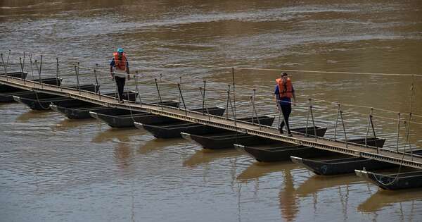 La Nación / Recurren a pasarelas flotantes como solución para afectados por inundaciones en Brasil
