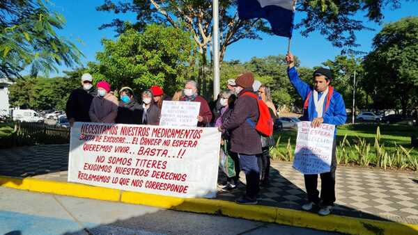 Pacientes oncológicos se manifestaron frente al IPS - Megacadena - Diario Digital
