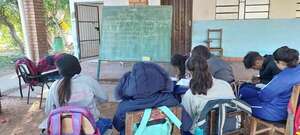Lamentable: estudiantes de Chaco’i dan clases bajo un árbol en pleno frío y comparten la pizarra - Nacionales - ABC Color