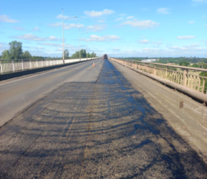 Se puso en marcha la regularización asfáltica del puente Remanso - El Independiente