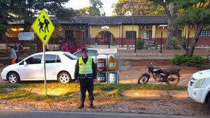 Acusan a depravado de seguir a alumnos de una escuela